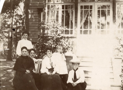 Наталия Павловна Дурдина с матерью и неизвестными женщинами у лестницы перед домом