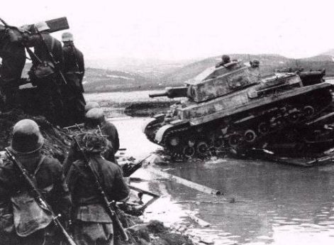 Туран I форсирует реку