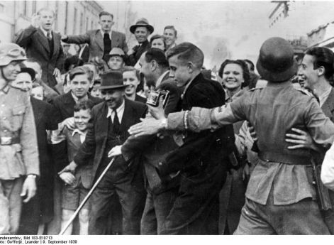 Немецкое население г. Лодзь радостно приветствует германских солдат. Сентябрь 1939 г.