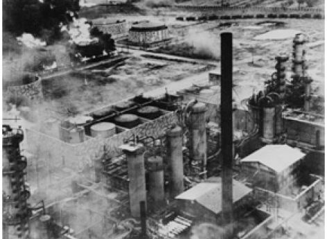 Пожар на нефтехранилищах в Плоеште, вызванный бомбардировкой авиацией США.