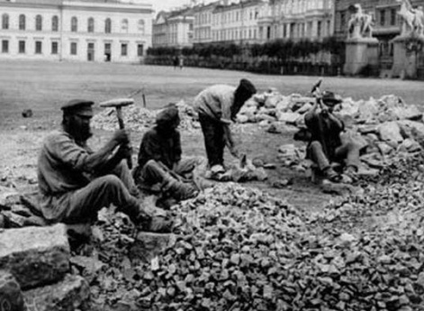 Каменщики в Конногвардейском переулке.