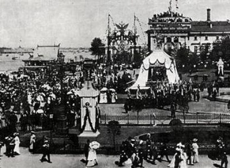 Празднование 200-летия основания Санкт-Петербурга. Крестный ход на Петровской площади.