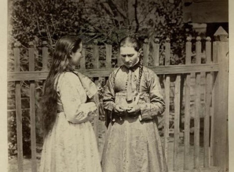 Девицы в кубиляках. Донской нарядный костюм.