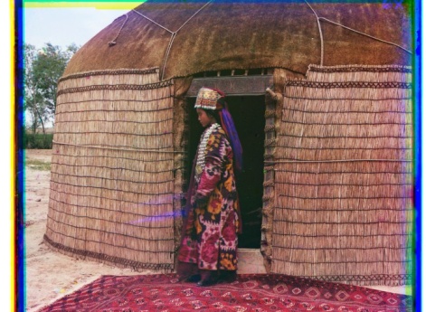 Портрет узбекской женщины в полный рост