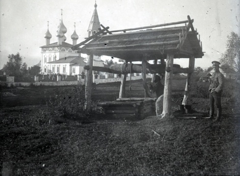 Молодой офицер у колодца