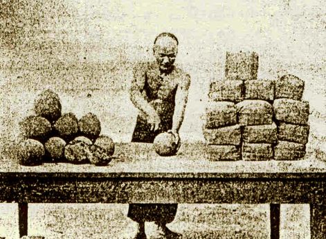 Рабочий-формовщик на фабрике по производству опиума