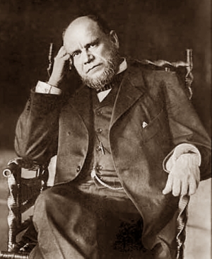 Вот как надо писать исчерпывающие биографии, соединив объективность историка, вдумчивость психолога и скальпель анатома