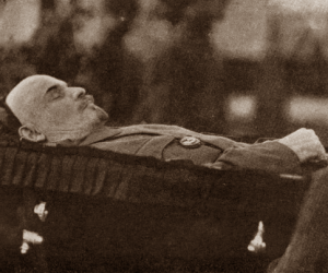 Признать Институт В.И.Ленина единственным хранилищем всех рукописных материалов Ленина  